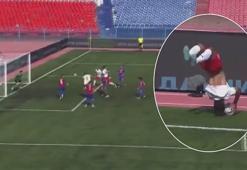İranlı futbolcu Nader Mohammadi'nin taklalı taç atışı inanılmaz asist oldu