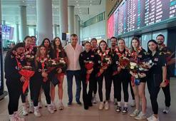 Dünya ikincisi U17 Voleybol Milli Takımı’na çiçekli karşılama