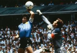 Maradona'nın ikonik 'Tanrı'nın Eli' golünü attığı top 3,35 milyon dolara satıldı