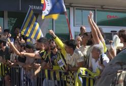 Fenerbahçe kafilesini Lyon'da taraftarlar karşıladı