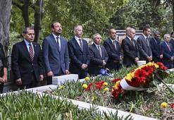 Metin Oktay, kabri başında anıldı | Dursun Özbek: Örnek alınacak bir kişiliği vardı
