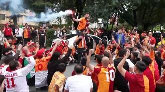 Galatasaraylı taraftarlar, derbi saatini Florya'da coşkuyla bekliyor