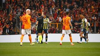 Fenerbahçe, Galatasaray karşısında 10 kişi! Djiku'ya kırmızı kart