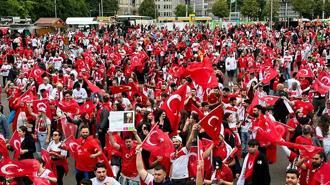 Türk taraftarlar, Avusturya maçı için Leipzig Stadı'na yürüdü