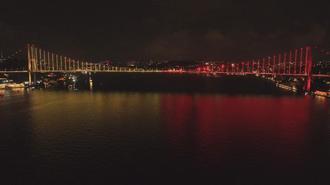 15 Temmuz Şehitler Köprüsü sarı-kırmızı renklerle ışıklandırıldı