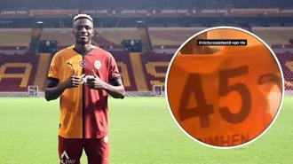 Osimhen, Nijerya Milli Takım kampında arkadaşlarına Galatasaray forması dağıttı