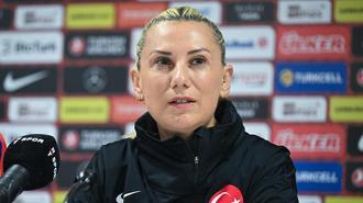 Necla Güngör Kıragası: Kadın futbolu adına tarihi bir maç