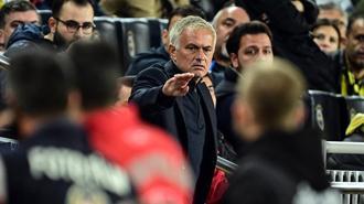 Mourinho, Manchester United maçında kırmızı kart gördü