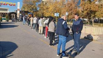 Türkiye-Galler maçının biletleri tükendi; taraftarlar kuyruktan ayrılmadı