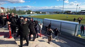 Tribünler savaş alanına döndü, polis müdahale etti!