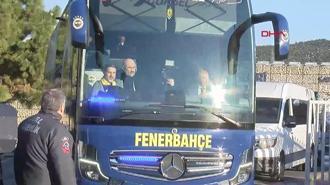 Fenerbahçe kafilesi derbiye meşalelerle uğurlandı