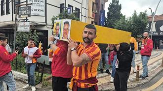 Galatasaray taraftarından Fenerbahçe'ye tabutlu gönderme!
