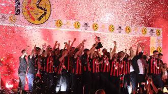 Eskişehirspor kupasına kavuştu