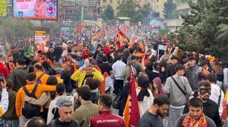 Galatasaraylı taraftarlar Yenikapı'ya akın etti