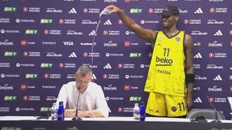 Nigel Hayes-Davis'ten Sarunas Jasikevicius'a şampiyonluk şakası