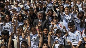 Beşiktaş Başkanı Serdal Adalı, Tüpraş Stadı'nda çocuklarla bir araya geldi