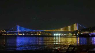 İstanbul Boğazı sarı-laciverte boyandı