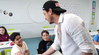 Mesut Özil'den öğrencilere sürpriz ziyaret
