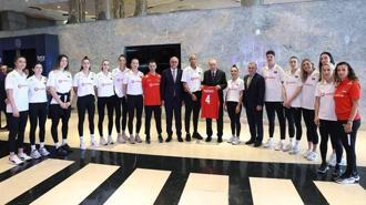 Cumhurbaşkanı Erdoğan, A Milli Kadın Voleybol Takımı ile bir araya geldi