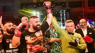 WBC Asya Şampiyonu Tuncelili Umut Çamkıran, Cvetkov’u 3'üncü rauntta devirdi