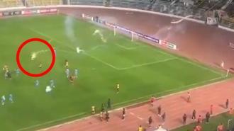 Akıl almaz olay! Taraftarın attığı havai fişek, kendi futbolcusuna isabet etti