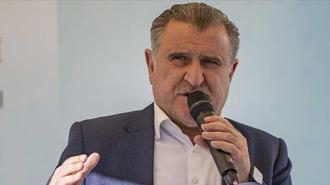 Bakan Bak: Gençlerimizle beraber geleceğe doğru yürüyoruz