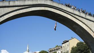 Tarihi Mostar Köprüsü'nde Red Bull Cliff Diving heyecanı nefes kesti