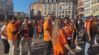 Galatasaraylı taraftarlar, Römerberg Meydanı'nda bir araya geldi