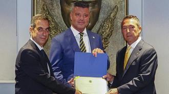 Fenerbahçe Başkanı Sadettin Saran ve yönetim kurulu üyeleri mazbatalarını aldı