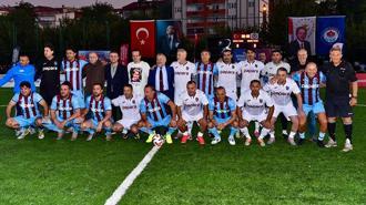 Trabzonspor'un efsane futbolcuları, Emir Yuşa için sahaya çıktı