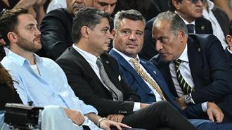 Fenerbahçe Başkanı Sadettin Saran, tebrikleri kabul etti.