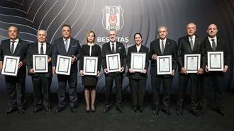 Beşiktaş'ta Divan Kurulu Başkanlığına seçilen Ahmet Ürkmezgil ve Divan Başkanlık Kurulu üyeleri mazbatalarını aldı