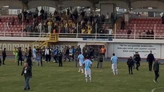 Bulvarspor taraftarları, Küçükçekmece Sinop Spor maçında sahaya girdi, arbede yaşandı