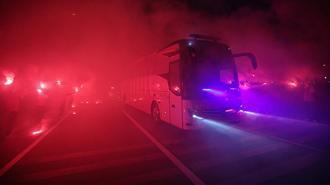 A Milli Futbol Takımı, meşaleler eşliğinde stada girdi