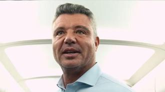 Fenerbahçe Başkanı Sadettin Saran, Rize dönüşü uçakta futbolcuları tebrik etti