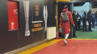 Ismail Jakobs, stattan ayak bileği sargılı ayrıldı