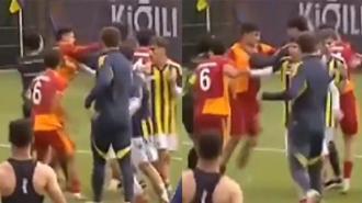 U19 derbisinde ortalık karıştı! Yumruk yumruğa kavga...