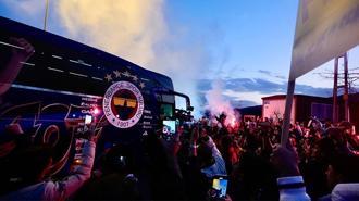 Fenerbahçeli taraftarlar, coşkuyla derbiyi bekliyor