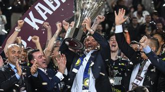 Fenerbahçe Opet kupasını aldı!