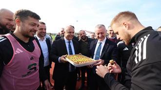 Kocaelispor'a Kasımpaşa maçı öncesi baklavalı moral dopingi