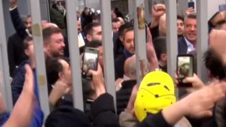 Fenerbahçe Başkanı Sadettin Saran, stat önünde bekleyen taraftarları selamladı