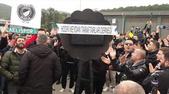 Kocaelispor taraftarları, TFF önüne siyah çelenk bıraktı