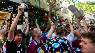 Aston Villa taraftarları UEFA Avrupa Ligi finali için Beşiktaş Park'ta