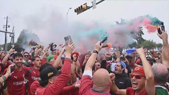 Portekizli taraftarlar Houston’daki NRG Stadyumu önünde toplandı
