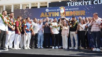 Kırkpınar başpehlivanı Erkan Taş'a Antalya'da coşkulu karşılama