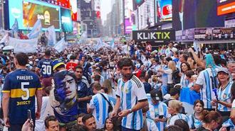Arjantinli taraftarlar Times Meydanı'nı doldurdu