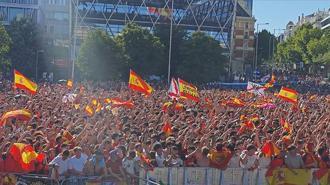 Arjantin ile karşılaşacakları final öncesi İspanyol taraftarlar meydanları doldurdu
