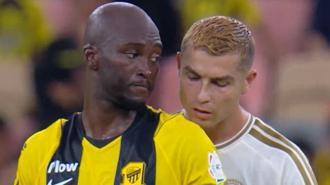 Ronaldo'dan güldüren hareket! Rakibinin taktik kağıdını okumaya çalıştı