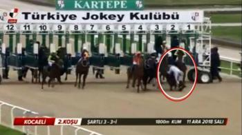 Jokeyini sırtından atan at, birinci oldu