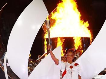 Olimpiyat meşalesini Naomi Osaka yaktı